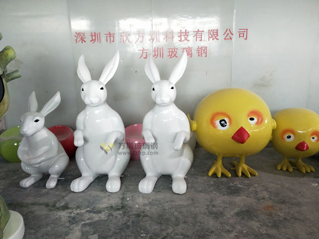 玻璃鋼卡通動物雕塑進入羅湖小學(xué)校園充滿童趣